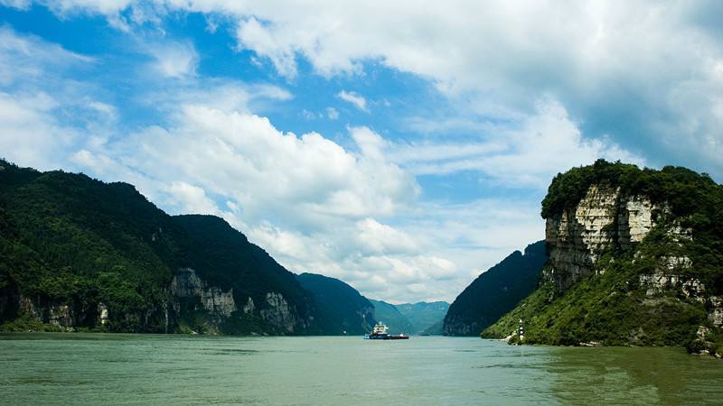 海口市将以建设**旅游消费中心为目标,全面拓展跨境电子商务直购业务。 海口市将以建设**旅游消费中心为目标,全面拓展跨境电子商务直购业务。